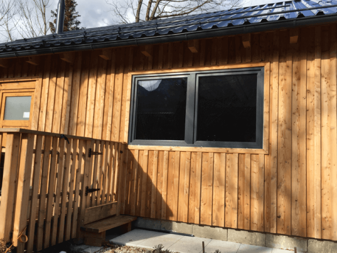 Ügyfelünk a REHAU Synego MD profilú, antracit színű ablakokat választotta.