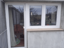 Fehér ablak REHAU Synego AD Classic profilból készült erkélyajtóval